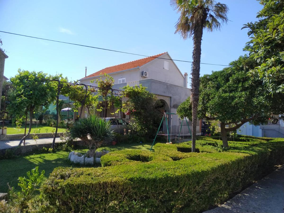 Perivoj Apartment Kastela Exterior photo